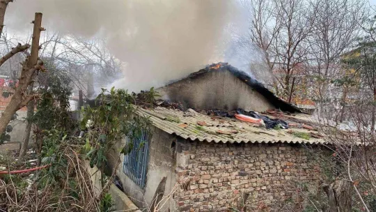 Ataşehir'de yanan gecekondu kullanılamaz hale geldi