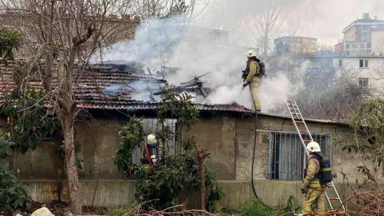 Ataşehir'de yanan gecekondu kullanılamaz hale geldi