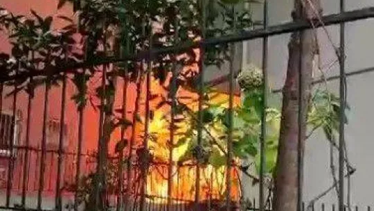 Ataşehir'de yanan marangozhane deposu havadan görüntülendi