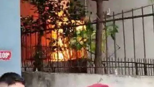 Ataşehir'de yanan marangozhane deposu havadan görüntülendi