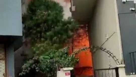 Ataşehir'de yanan marangozhane deposu havadan görüntülendi