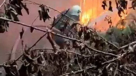 Ataşehir'de yanan marangozhane deposu havadan görüntülendi