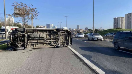 Ataşehir TEM'de otomobilin çarptığı ambulans sürüklenerek bariyerlere çarptı
