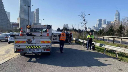 Ataşehir TEM'de otomobilin çarptığı ambulans sürüklenerek bariyerlere çarptı