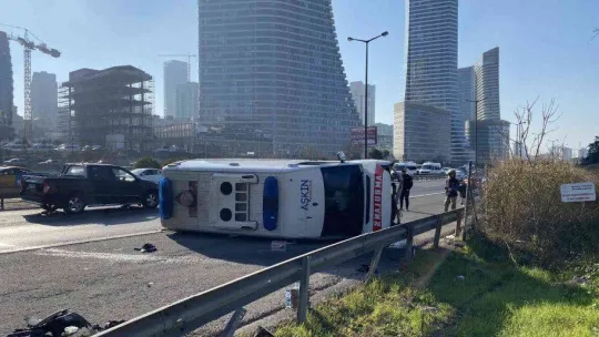 Ataşehir TEM'de otomobilin çarptığı ambulans sürüklenerek bariyerlere çarptı