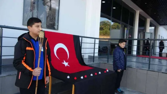 Atatürk'ü zeybek oynarken canlandıran kız öğrenci büyük beğeni topladı