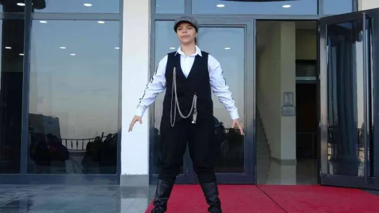 Atatürk'ü zeybek oynarken canlandıran kız öğrenci büyük beğeni topladı