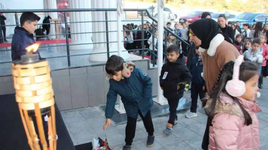 Atatürk'ü zeybek oynarken canlandıran kız öğrenci büyük beğeni topladı