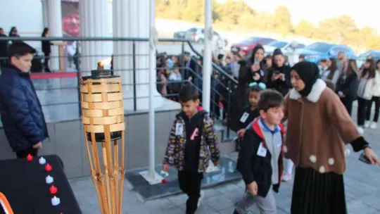 Atatürk'ü zeybek oynarken canlandıran kız öğrenci büyük beğeni topladı