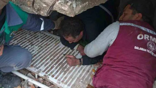 Ateş savaşçıları deprem bölgesinde hayat kurtarıyor