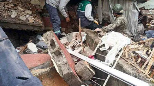 Ateş savaşçıları deprem bölgesinde hayat kurtarıyor