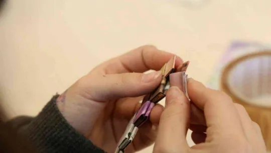 Atık kağıtlar maharetli ellerde sanata dönüştü