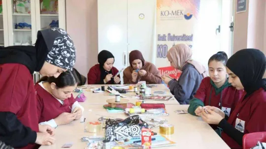 Atık kağıtlar maharetli ellerde sanata dönüştü
