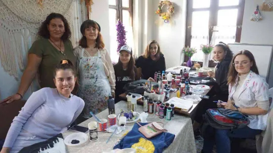 Atmaya kıyamadıkları eşyaları günümüze uyarlayarak geri dönüşüme kazandırıyorlar