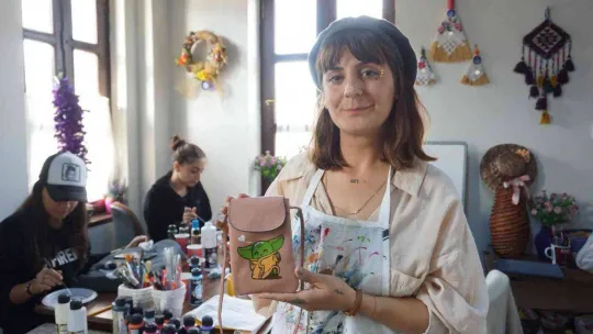 Atmaya kıyamadıkları eşyaları günümüze uyarlayarak geri dönüşüme kazandırıyorlar