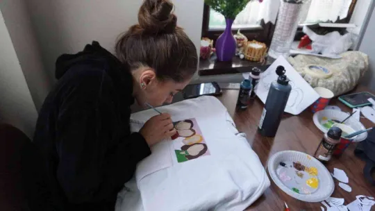 Atmaya kıyamadıkları eşyaları günümüze uyarlayarak geri dönüşüme kazandırıyorlar