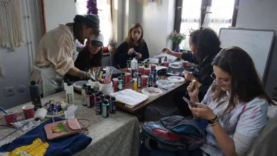 Atmaya kıyamadıkları eşyaları günümüze uyarlayarak geri dönüşüme kazandırıyorlar