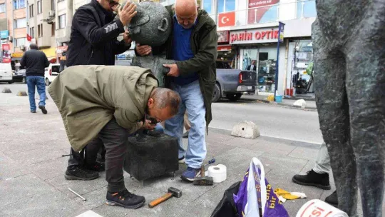 Avanak Avni evine döndü