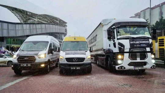 Avcılar Belediyesi yardım tırları ve iş makineleriyle afet bölgesinde