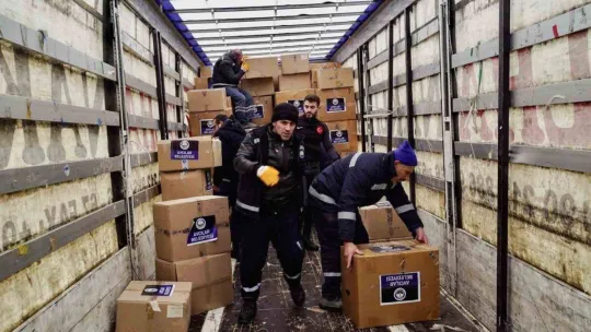 Avcılar Belediyesi yardım tırları ve iş makineleriyle afet bölgesinde