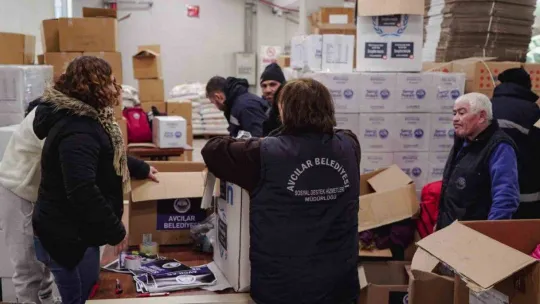 Avcılar Belediyesi yardım tırları ve iş makineleriyle afet bölgesinde