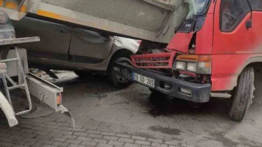 Avcılar'da freni boşalan kamyonun altında kalmaktan son anda kurtuldular