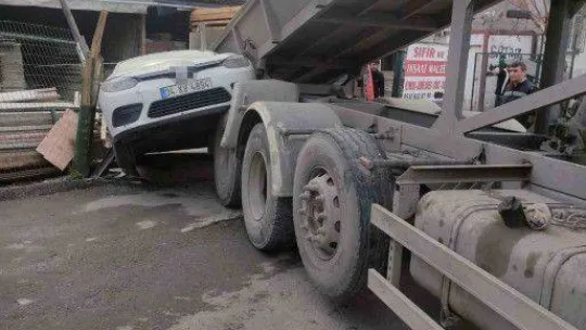 Avcılar'da freni boşalan kamyonun altında kalmaktan son anda kurtuldular