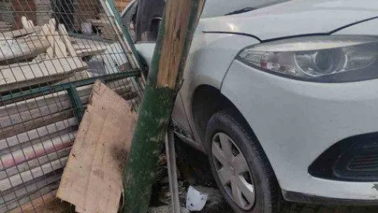 Avcılar'da freni boşalan kamyonun altında kalmaktan son anda kurtuldular