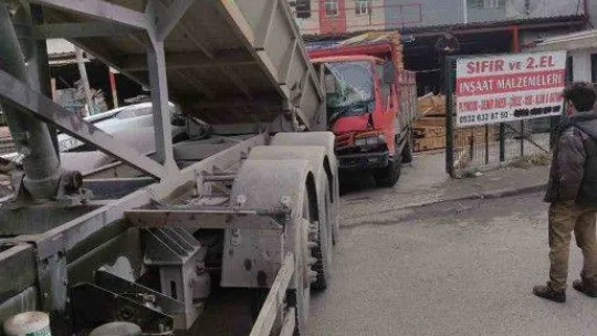 Avcılar'da freni boşalan kamyonun altında kalmaktan son anda kurtuldular