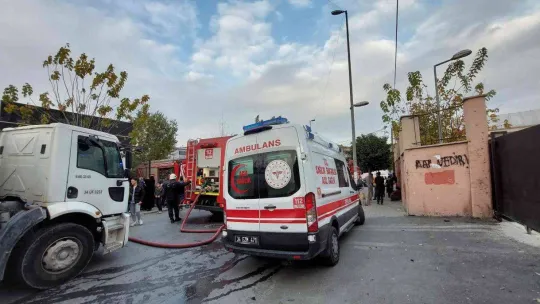 Avcılar'da geri dönüşüm deposunda korkutan yangın