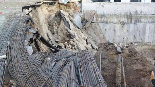 Avcılar'da inşaat duvarı ile birlikte yol çöktü