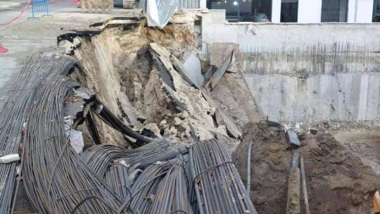 Avcılar'da inşaat duvarı ile birlikte yol çöktü