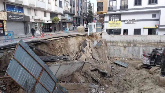 Avcılar'da inşaat duvarı ile birlikte yol çöktü