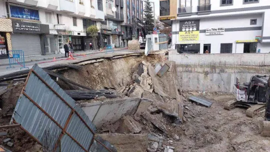 Avcılar'da inşaat duvarı ile birlikte yol çöktü