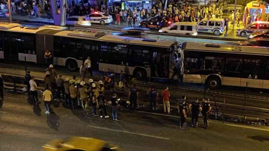 Avcılar'da metrobüsler kafa kafaya çarpıştı: 42 yaralı