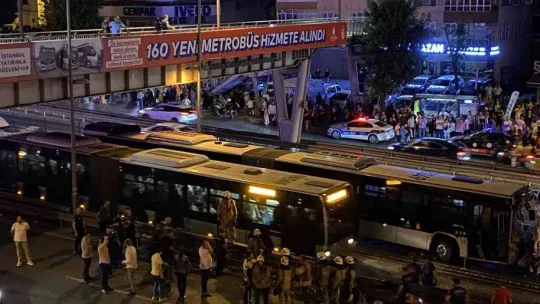 Avcılar'da metrobüsler kafa kafaya çarpıştı: 42 yaralı