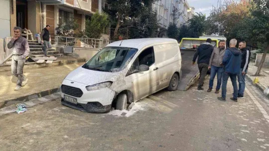 Avcılar'da otomobil seyir halindeyken yol çökünce oluşan çukura düştü