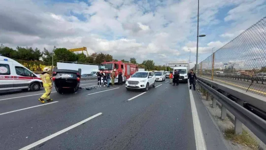 Avcılar E-5'te otomobil takla attı: 4 kişi yaralandı, yol trafiğe kapandı