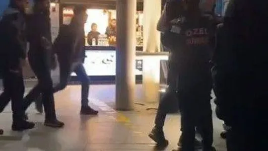 AVM'de kavga anları kameraya yansıdı