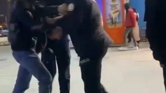 AVM'de kavga anları kameraya yansıdı