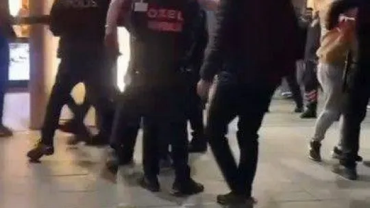 AVM'de kavga anları kameraya yansıdı