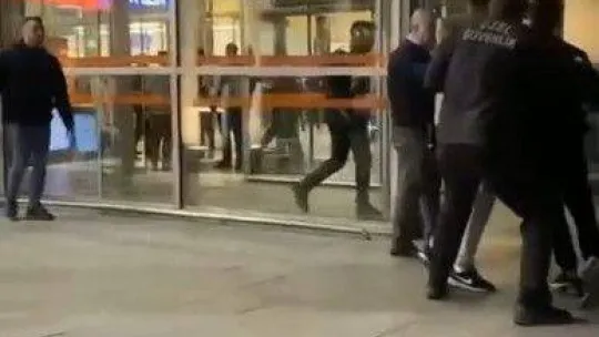 AVM'de kavga anları kameraya yansıdı