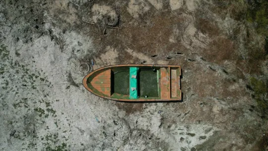 Suların çekildiği Terkos Gölü'nde ortaya çıkan tarihi yol havadan görüntülendi