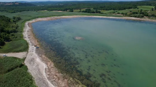 Suların çekildiği Terkos Gölü'nde ortaya çıkan tarihi yol havadan görüntülendi