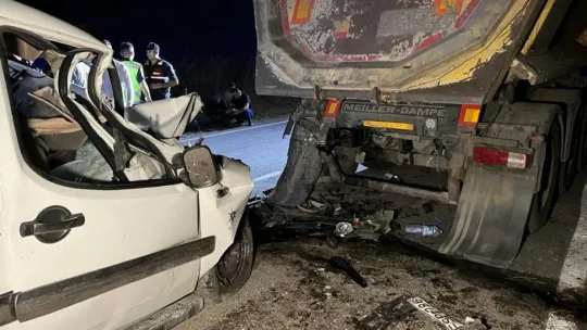 Silivri'de hafif ticari araç arıza yapan hafriyat kamyonuna çarptı: 1 ölü