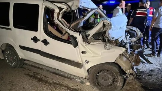 Silivri'de hafif ticari araç arıza yapan hafriyat kamyonuna çarptı: 1 ölü