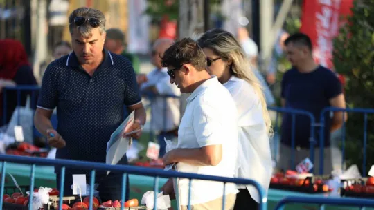 Silivri'de karpuz ve domatesler yarıştı