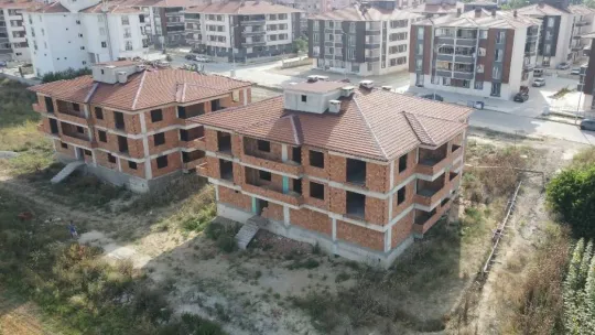 Müteahhit, depreme dayanıksız milyonluk sitelerini yıktırdı: Molozları elleriyle kırdı