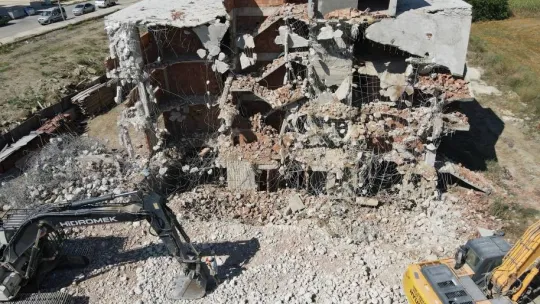 Müteahhit, depreme dayanıksız milyonluk sitelerini yıktırdı: Molozları elleriyle kırdı
