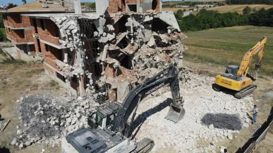 Müteahhit, depreme dayanıksız milyonluk sitelerini yıktırdı: Molozları elleriyle kırdı